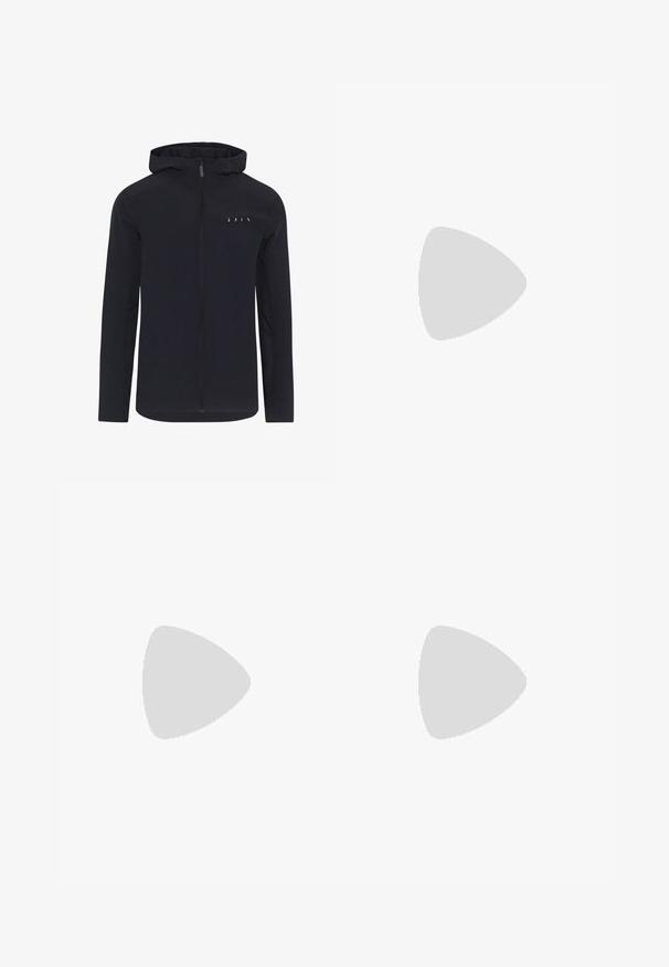 Svart jacka med huva, hel dragkedja och långa ärmar. Har texturerade sidor och små reflexdetaljer på bröstet.; Olivgrön bomull t-shirt med en stor svart Levi's-logotyp på framsidan. Klassisk rund halsringning och korta ärmar, slät textur.; Olivgrön cargobyxor tillverkade av slitstark bomull. Har flera fickor, en ficka med dragkedja på sidan, och avsmalnande ben med en något strukturerad yta.; Svarta högtopps kanvasskor med vita gummisulor och snören, med en cirkulär logotyp på sidan och kombinerade med jeans och svarta byxor.