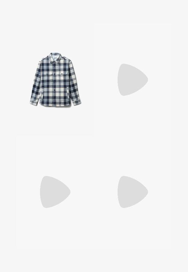 Camicia a maniche lunghe con motivo a quadri blu, beige e bianco, due tasche sul petto con bottoni e tasche laterali.; Maglietta bianca in cotone con maniche corte, scollatura rotonda, vestibilità comoda e senza loghi o motivi visibili. Texture liscia e design minimale.; Jeans a vita alta, dal taglio ampio in denim nero sbiadito. Presentano cinque tasche, passanti per cintura e un design dritto e pulito.; Sneaker grigia e bianca con tomaia in suede e pelle, punta arrotondata, lacci piatti e soletta in gomma con un accento color caramello.