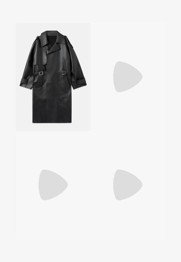 Cappotto trench in pelle nera con ampio colletto, spalline, due tasche frontali e due dettagli a fibbia in vita.; Maglietta nera a maniche corte realizzata in un morbido misto cotone, con scollatura a girocollo e un design minimalista senza motivi o dettagli.; Pantaloni jogger neri realizzati in tessuto liscio. Presentano una vita elasticizzata con stringa, gambe affusolate e senza tasche visibili. Design semplice.; Mocassini neri in pelle con finitura testurizzata e suola in gomma beige a contrasto. Presentano un accento sottile lungo la parte anteriore.