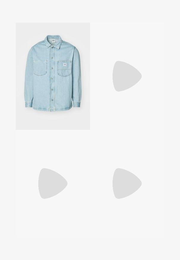 Veste en denim bleu clair avec manches longues, fermeture à boutons, deux poches poitrine et une étiquette cousue sur la poche gauche. Texture douce.; T-shirt en coton bleu avec col rond et manches courtes. Un logo "Levi's" blanc est imprimé sur la partie gauche de la poitrine. Design simple.; Jeans gris clair, de coupe ample en denim. Présente un design classique à cinq poches, des passants de ceinture et une silhouette à jambe droite.; Baskets en daim beige avec un embout arrondi, un laçage sur le devant et un accent texturé à l'arrière. La semelle en caoutchouc blanche offre un contraste. Design simple et moderne.