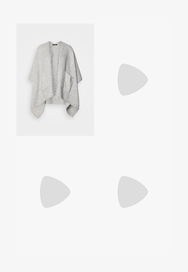 Jasnoszara, otwarta kardigan z miękkiego materiału. Posiada szerokie rękawy i dwie przednie kieszenie. Gładka struktura, luźny krój.; Dwie bluzki z długim rękawem, jedna czarna i jedna biała, obie z kwadratowym dekoltem i wykonane z miękkiego, elastycznego materiału.; Czarne szerokie spodnie z wysokim stanem, z detalami w postaci guzików na pasku oraz plisami z przodu.; Czarne skórzane botki za kostkę z kwadratowym noskiem, bocznym zamkiem błyskawicznym i słupkowym obcasem na jasnym tle.