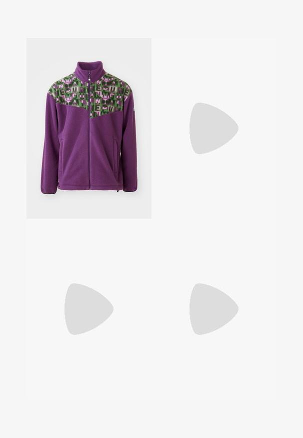 Fleecejakke i lilla, med en grønn og rosa geometrisk mønstered yoke. Inkluderer høy krage og glidelås foran med to sidelommer.; Hvit bomulls T-skjorte med rund hals, korte ermer og en liten grønn brodert logo på brystet. Klassisk rett passform.; Blå denimjeans med rett ben-design, med en falmet vask, fem lommer og en knapp-og-glidelås lukking i livet.; Hvite lær sneakers med perforert tåboks, flate snørebånd og polstret krage. Har preget logo på siden og strukturert gummisåle.
