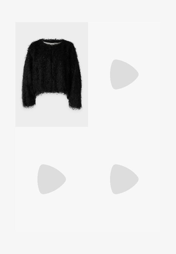 Pulover scurt, negru, dintr-un material pufos și texturat, cu guler rotund și mâneci lungi. Prezintă o croială lejeră și un finisaj moale.; Filippa K BRAID - Pulover - black; Pantaloni negri dintr-un material neted, cu talie înaltă, picioare largi, pliuri frontale și loop-uri clasice pentru curea. Fără buzunare laterale vizibile.; Cizme negre din piele până la genunchi cu o textură netedă, vârf pătrat, toc bloc și tab pentru tragere pe lateral, având detalii de cusătură minime.