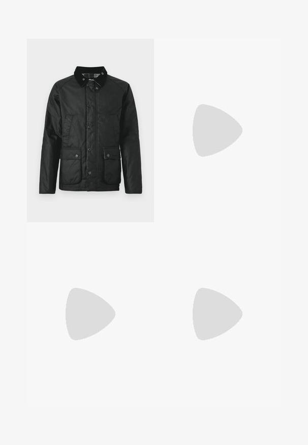 Veste noire imperméable avec un col en velours, des boutons pression, deux poches avant et une texture douce. Dotée d'une doublure à carreaux.; Chemise en coton blanc à manches longues avec un col rond, fentes latérales en bas et une texture lisse, présentée de dos.; Jeans en denim bleu clair avec une coupe droite, cinq poches, fermeture à bouton, peu d'usure et des détails de couture contrastés.; Sneaker blanche avec une tige en cuir lisse et un profil bas. Présente un bout arrondi, six œillets et une semelle en caoutchouc texturé.