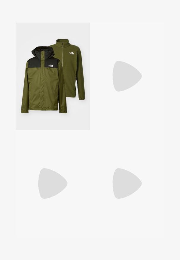 Giacca verde oliva con parte superiore nera, cappuccio staccabile e logo. Include uno strato interno in pile verde oliva coordinato con chiusura a zip.; T-shirt nera in cotone con maniche corte, colletto a giro, e un piccolo logo bianco sul lato sinistro del petto. Design semplice, texture liscia e vestibilità rilassata.; Pantaloni sportivi neri realizzati in tessuto leggero, con vita regolabile con cordino, tasche laterali e orli affusolati alle caviglie.; Scarpe sportive in bianco e nero con tomaia in rete, dettagli testurizzati e lacci bianchi. Indossate con calzini bianchi alla caviglia e pantaloni corti blu navy su un sentiero.