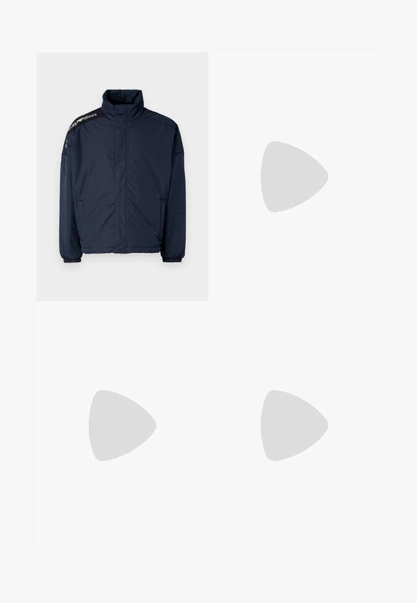 Jachetă puf albastru închis cu guler înalt, mansete elastice și buzunare cu fermoar. Prezentând accente negre pe umeri cu textul logo. Textură netedă.; Tricou din bumbac de culoare albastru marin, cu gât rotund, mâneci scurte și un logo discret imprimat pe piept. Textură netedă și croială clasică.; Pantaloni de trening crem cu dungi negre pe laturi, talie elastică și manșete ribbate. Material moale cu un croi lejer.; Adidași cu talpă joasă din suede bleumarin, cu talpă albă, șireturi bleumarin și logo-ul 'Filling Pieces' în aur pe lateral.