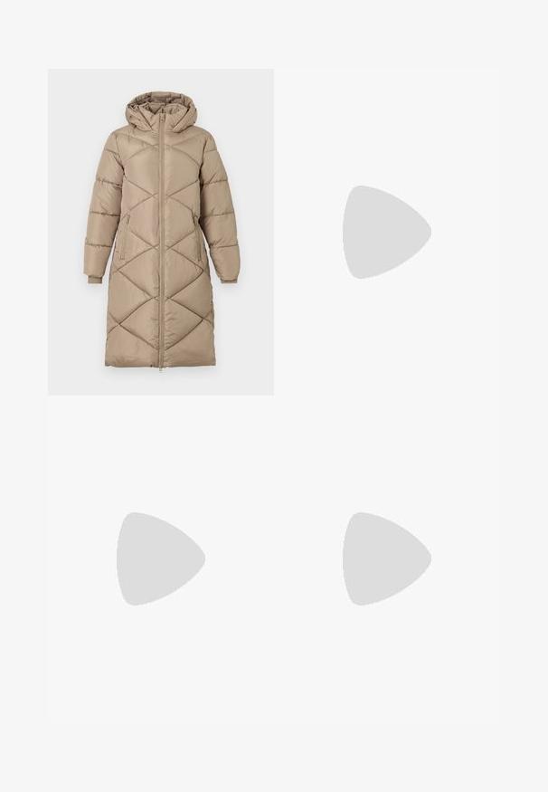 Dlouhý béžový prošívaný puffer kabát s kapucí, plný přední zip, dvě boční kapsy na zip a žebrované manžety na rukávech.; Dlouhý rukáv, krémově zbarvený přiléhavý top s volánkovým kulatým výstřihem a lemem, vystavený na jednoduchém světle šedém pozadí.; Světle béžové tepláky vyrobené z měkké látky, s pasem na šňůrku, širokými nohavicemi a vertikálními švy, s hladkým povrchem.; Bílé platformové tenisky vyrobené z hladkého syntetického materiálu, s kulatou špičkou, šněrováním a texturovanou gumovou podrážkou. Černý akcent na patě.