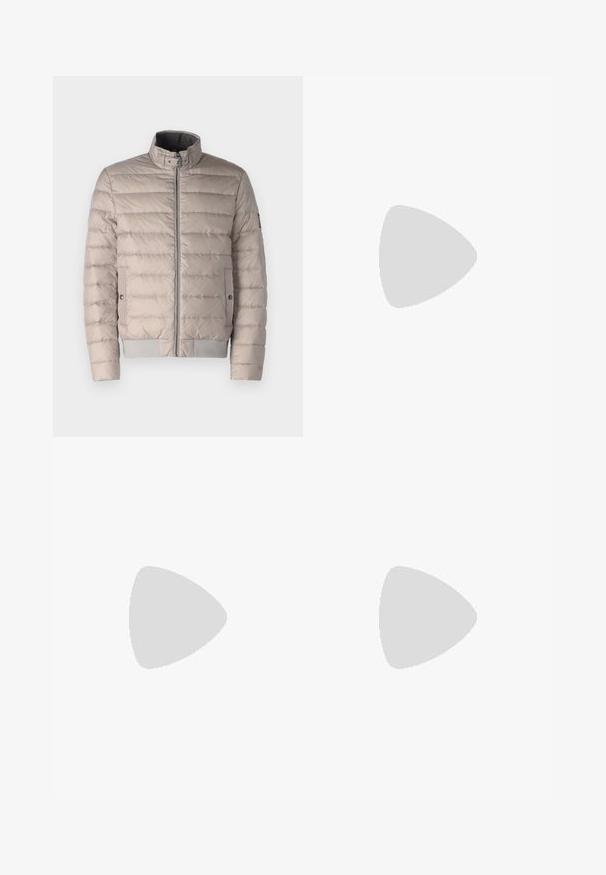 Belstaff CIRCUIT  - Páperová bunda - chrome grey; Čierne bavlnené tričko s krátkymi rukávmi, okrúhlym výstrihom a malým zeleným logom na ľavej náprsnej kapsičke. Jednoduchý dizajn, bežný strih.; Čierne elegantné nohavice so rovnými nohavicami, vyrobené z hladkej tkaniny. Súčasťou je plochý predný diel a pás so stredným vzostupom.; Čierne semišové tenisky s gumovou podrážkou, okrúhlou špičkou, šnurovaním vpredu a logom krokodíla po boku. Čierne kožené akcenty na päte.