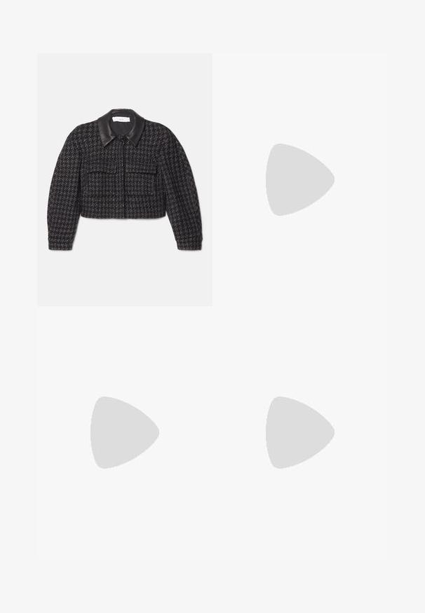 Jachetă cropped din tweed alb-negru cu un guler din piele neagră netedă, închidere cu fermoar frontal și două buzunare cu clapetă. Țesătură texturată.; Tricou alb din bumbac cu guler rotund, mâneci scurte și tiv drept. Etichetă cu inscripția "Won Hundred" la mijlocul gulerului.; Jeans din denim albastru, evazati, cu talie înaltă, design cu cinci buzunare și închidere cu nasture metalic. Textură netedă, stil casual și cusături minime.; Cizmă de gleznă din piele neagră cu vârf ascuțit și un design elegant. Dispune de un toc mic și de o închidere cu fermoar la spate. Textură netedă.