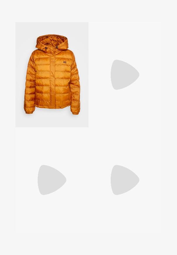 Giacca a vento arancione con cappuccio, realizzata in materiale lucido e imbottito. Presenta una chiusura con bottoni a pressione e un piccolo logo sul petto.; Maglione crema a costine con maniche lunghe, polsini e orlo a coste, caratterizzato da un piccolo logo ricamato sul lato sinistro del petto.; Jeans in denim blu chiaro con taglio dritto, design a cinque tasche e chiusura con bottone. Presentano una leggera sbiaditura e dettagli in cucitura arancione.; Sneaker in suede nera e rosa con suola in gomma, tre strisce rosa, branding dorato "SPEZIAL" e suola in gomma testurizzata. Design basso.; Borsa a spalla in suede marrone con due manici lunghi, caratterizzata da una texture liscia, design semplice e senza hardware o dettagli visibili.