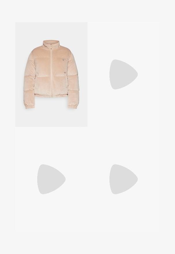 Giacca puffa beige realizzata in tessuto liscio, con colletto alto, zip frontale e polsini elasticizzati; piccolo logo sul lato sinistro del petto.; Maglietta bianca a maniche corte con collo rotondo, vestibilità rilassata, realizzata in morbido tessuto di cotone. Texture liscia, senza motivi né loghi.; Leggings neri con vita alta, realizzati in tessuto morbido. Presentano un logo del brand stampato sul lato. Progettati per comfort e flessibilità.; Scarpe slingback nere con punta appuntita, realizzate in materiale liscio, dotate di un tacco basso e di un accento decorativo argentato sul davanti.