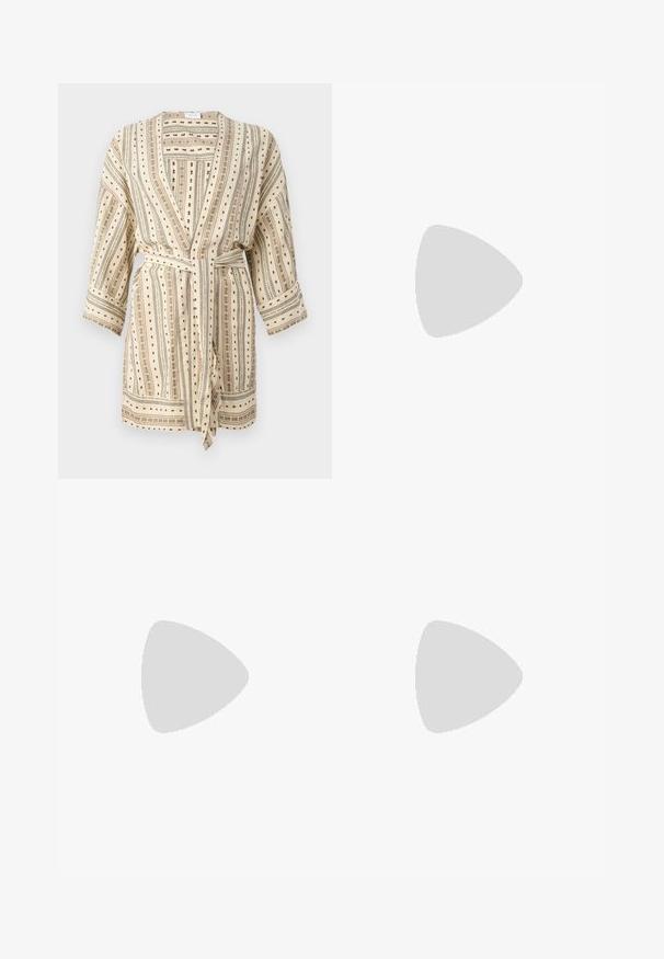 Accappatoio leggero in crema con strisce verticali nere e verdi, motivi a pois e una cintura. Presenta maniche a tre quarti e una vestibilità ampia.; Maglione corto marrone con scollo ampio, maniche lunghe e una consistenza morbida. Design semplice e privo di decorazioni, adatto per vari outfit.; Culotte in denim a gamba larga in un lavaggio blu medio con una texture sbiadita, dotate di due tasche posteriori e un'etichetta in pelle marrone del marchio sulla vita.; Infradito neri in pelle liscia, con un design a fascia sottile e una suola piatta dal profilo minimale. Nessun motivo o accento particolare.