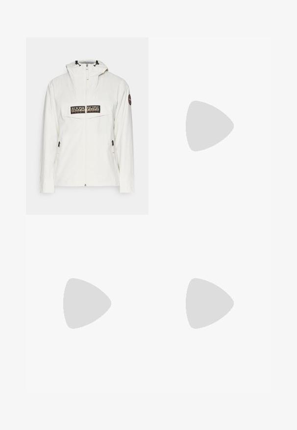 Hvid vandtæt jakke med hætte, udstyret med et sort og guld logo-patch på brystet, lynlås foran og justerbare snore.; Grå bomuldsblanding t-shirt med sort Nike-logo; har en lille Nike-label på sidekanten; enkelt design, korte ærmer.; Sorte cargo bukser lavet af slidstærkt stof, med sidelommer, knaplukning og et slim fit design. Glat tekstur med minimal detaljering.; Hvide lædersneakers med perforeringer, rund tå, flad sål og tykke snørebånd, med et synligt swoosh-logo og "AIR" på hælen.