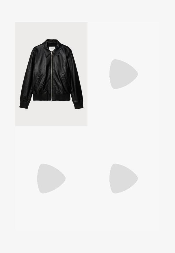 Zwarte leren jas met een kraag, ritssluiting, geribbelde zoom en manchetten, en twee zijzakken. Stof met een soepele textuur, klassiek ontwerp.; Zwarte korte mouwen crew neck t-shirt met klein wit "Filling Pieces" tekstlogo op de linkerborst.; Marineblauwe, op maat gemaakte broek met een rechte pijpdesign, plooien aan de voorkant, knoopsluiting en geen zichtbare zakken. Soepele stoftextuur.; Zwarte leren sneaker met grijze accenten, witte rubberen zool, ronde neus en zes zwarte oogjes voor veters. Textuurdetail aan de zijkant.