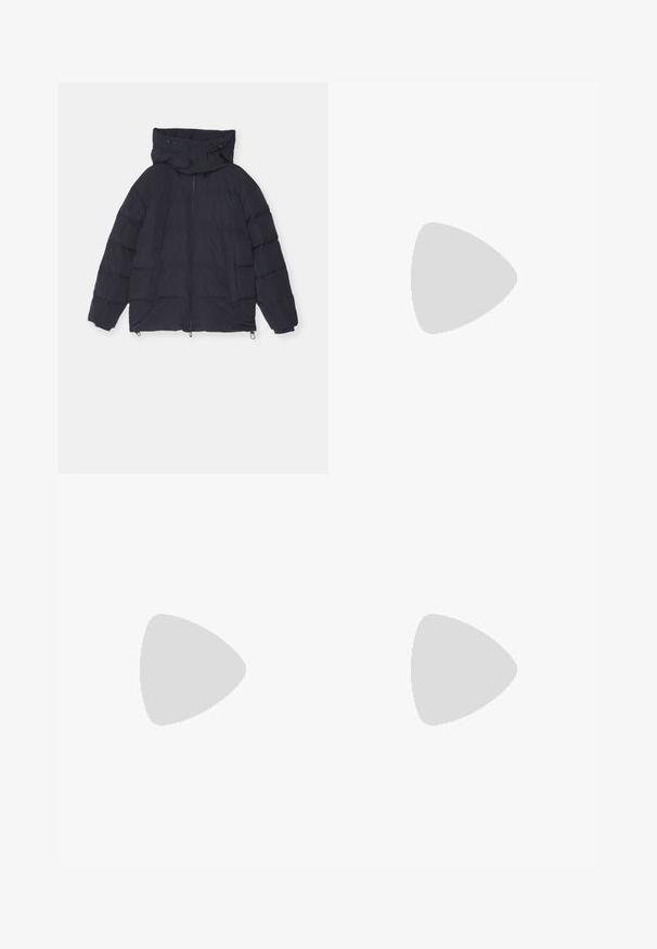 Emporio Armani GIACCA - Pūkinė striukė - blu navy; Juoda medvilninė marškinėlė su apykakle, trumpomis rankovėmis ir baltu logotipu kairėje krūtinės pusėje. Paprastas, vientisas spalvų dizainas.; Juodos kelnės pagamintos iš lygaus audinio, su raukšle priekyje, mygtuko uždarymu ir suknežintomis rankovėmis ties kulkšnimi.; Juoda odinė vyriška loaferių pora su žemu kulnu ir klasikinio centrinio dirželio dizainu, parodyta šoninėje profilio pusėje ant baltos fono.