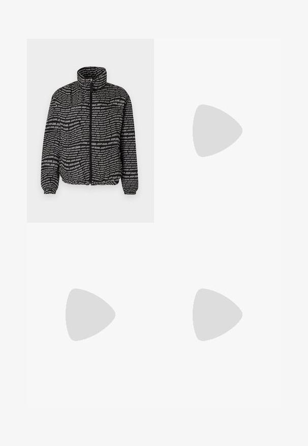 Zwarte gewatteerde jas met een volledig witte tekstpatroon. Hoge kraag, ritsluiting, elastische manchetten en zoom voor een snug fit.; Witte t-shirt met korte mouwen en marineblauwe horizontale strepen, met geborduurd "Tommy Hilfiger" logo op de borst. Klassiek crew neck ontwerp.; Plisséminirok in het wit met een zwarte elastische tailleband met het "LACOSTE"-logo. Middellange ontwerp met een zachte textuur.; Witte leren sneakers met een dikke witte zool, zwarte suède hielaccent en een geperst logo op de zijkant. Vetersluiting met zes oogjes.