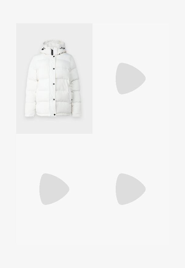 Doudoune blanche avec capuche, présentant un design matelassé, des boutons-pression noirs et des cordons de serrage réglables. Texture lisse, sans motifs.; T-shirt en coton noir à manches courtes, avec un petit graphique de papillon rose sur la poitrine gauche. Modèle à col rond avec une coupe décontractée.; Jeans large en denim bleu clair, à taille haute, avec cinq poches et couture visible le long des coutures.; Escarpin noir en cuir à bout pointu avec une bride de cheville et un talon épais. Texture lisse, design élégant et esthétique minimaliste.