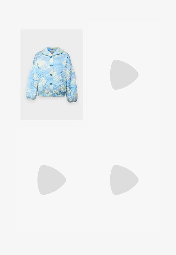 Helmstedt ROSIE JACKET - Bomber bunda - light blue; Světle modrý pletený top s krátkým rukávem, který má vertikální žebrovanou texturu a kulatý výstřih. Tkanina vykazuje jemné detaily s přiléhavým lemem.; Světle modré široké kalhoty s vertikálními bílými pruhy. Vyrobené z hladkého materiálu, s předním záhybem a čistým designem pasu.; Námořnicky modré semišové lodičky s špičatou špičkou a středně vysokým blokovým podpatkem. Hladká textura s jemným leskem a malým výřezem na přední části.