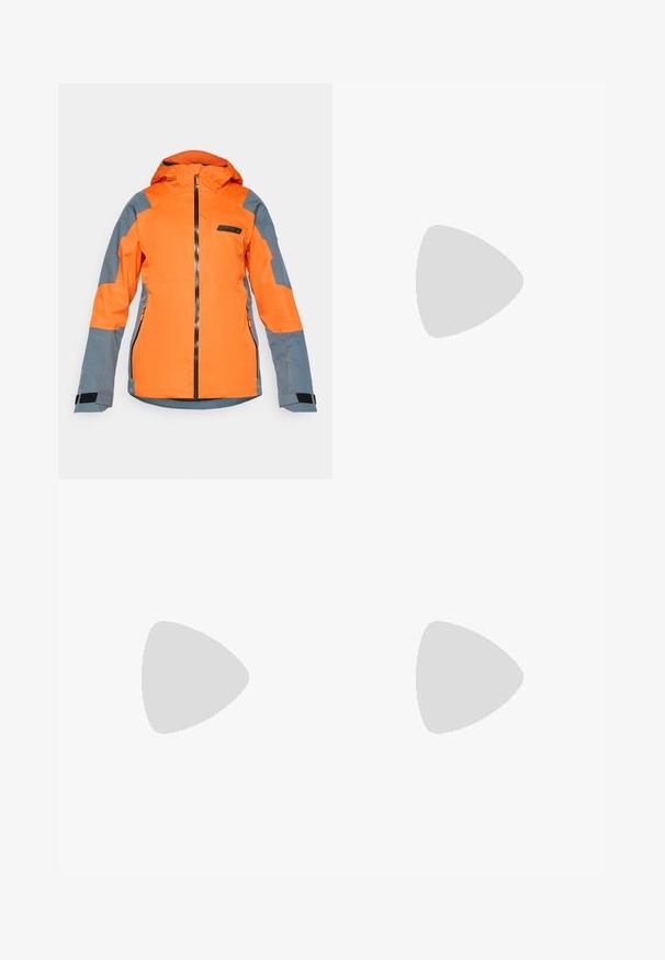 Erakordne oranž ja hall kapuutsiga jope, millel on ees lukk, lukuga küljetaskud ja reguleeritavad randme rihmad, mõeldud välitingimustes kasutamiseks.; Must mustaöödiga must T-särk, mis on valmistatud kerge riidekanga. Esiküljel on vasakul rinnal väike valge logo ning õlgadel on peened aktsendid.; Mustavad sportlikud püksid, mis on valmistatud kergest kangast, joonlauaga taljest, küljetaskudega ja kitsenevate varrukatega pahkluude juures.; Must have musta sportlik king, millel on tekstureeritud võrgu ülemine osa, soliidne mustade aktsentidega ja kerge valge tallaga. Omab kinnituspaelu ja tõmbeaset.