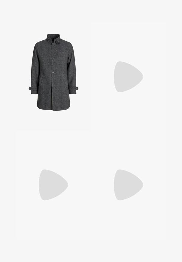Cappotto in lana grigio scuro con motivo a spina di pesce, colletto alto, bottoni frontali e tasche laterali, dotato di polsini regolabili.; Camicia bianca in cotone a maniche lunghe con scollatura rotonda, spacchi laterali in fondo e una texture liscia, mostrata da dietro.; Pantaloni in cotone beige dal design a gamba dritta, con chiusura frontale a bottone e passanti per cintura. Tessuto liscio, senza motivi o dettagli visibili.; Sneaker bianco con tomaia in pelle liscia e profilo basso. Presenta una punta arrotondata, sei occhielli e una suola in gomma testurizzata.
