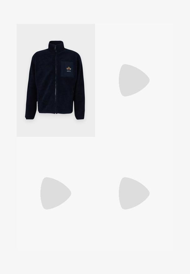 Bally Veste polaire - peacoat; Filippa K T-shirt basique - light grey melange; EA7 Emporio Armani Pantalon de survêtement - black; Filling Pieces MONDO SQUASH - Baskets basses - white; Banane en textile noir de forme incurvée, avec un compartiment principal zippé et une poche avant, étiquette de marque embossée à l'avant.