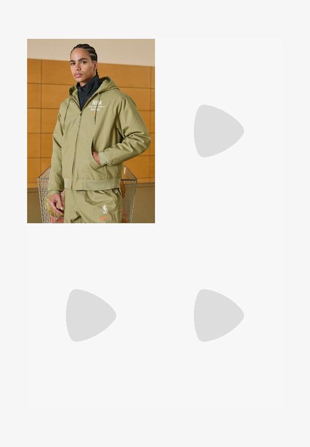 Nike Performance NBA JACKET - Trainingsvest - neutral olive/hyper crimson; Licht mintgroen T-shirt met korte mouwen, gemaakt van zachte stof. Het heeft een ronde halslijn en een simpele, rechte snit zonder versieringen.; Zwarte sportbroek gemaakt van gladde stof, met een elastische tailleband, taps toelopende pijpen en een klein wit logo aan de linkerzijde.; Zwarte sportieve schoen met een gestructureerde bovenkant, witte Nike swoosh en een witte rubberen zool. Beschikt over een veterontwerp en een dynamische vorm.