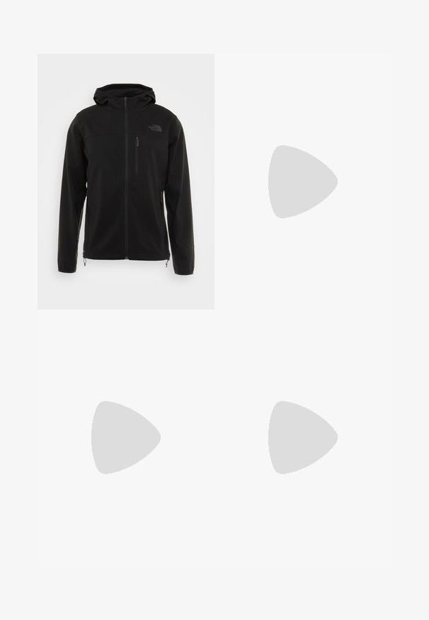 Zwarte softshell jas met capuchon, voorzien van een frontale rits, zijzakken en een borstzak. Glad oppervlak en minimale merkaanduiding.; Zwarte katoenen T-shirt met korte mouwen, ronde hals en een klein wit logo op de linkerkant van de borst. Eenvoudig ontwerp, gladde textuur en een comfortabele pasvorm.; Zwarte sportieve broek gemaakt van lichtgewicht stof, met een trekkoord in de taille, zijzakken en taps toelopende boorden bij de enkels.; Zwarte outdoor sneaker met een suede bovenkant, een gestructureerde rubberen zool en een stevig vetersysteem. Heeft een versterkte hiel en een merklogo aan de zijkant.