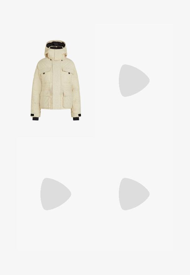 Krémová péřová bunda s jemným texturovaným vzorem, kapucí, čtyřmi předními kapsami a černými akcenty na manžetách. Izolovaná konstrukce pro teplo.; Černý top s dlouhým rukávem z měkkého materiálu, který má volný střih s překříženým předním dílem a lodním výstřihem. Hladká textura, zkrácená délka.; Světle modré džíny s širokým střihem, obsahující zapínání na knoflík a zip, pět kapes a minimální detaily šití.; Hnědá sportovní obuv s vrchní částí ze síťoviny a syntetického materiálu, s třemi pruhy, detailním prošitím, polstrovanou podrážkou a charakteristickým pružným podpatkem.; Zlatá taška se šňůrkou a kruhovou rukojetí, pokrytá lesklými kulatými flitry a texturovanou tkaninou. Rozměry nejsou uvedeny.