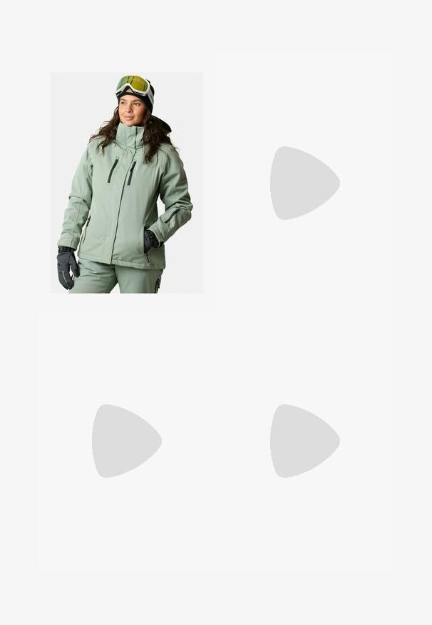 Ljusgrön softshell-jacka med hög krage, flera dragkedjefickor och dragkedjeförsedda ärmar. I kombination med svarta handskar och glasögon.; Svart långärmad t-shirt i bomull med rund hals. Har en liten vit logotyp på vänster bröstområde. Enkelt design och passform.; Svarta nylonbyxor med avtagbara ben, justerbara muddar, flera fickor och en logotyp på högra benet. Slät, lätt textur.; Beige och krämfärgad atletisk sko med texturerad meshovandel, stöttande överdrag och gummisulor med ett mönster för grepp.