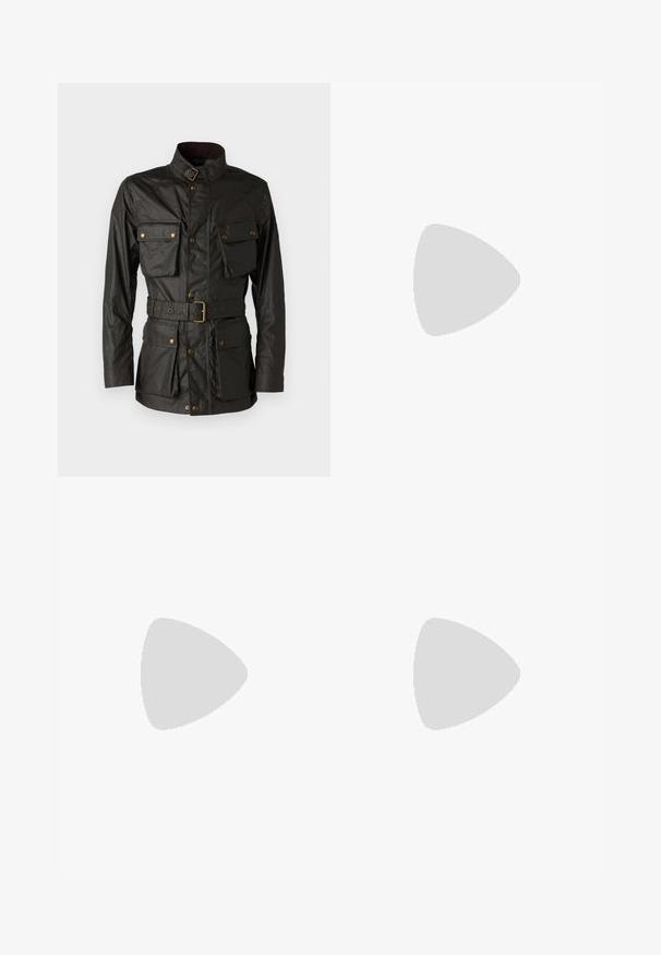 Giacca di cotone cerato verde scuro con colletto alto, quattro tasche frontali, vita con cintura e dettagli in metallo dorato.; Camicia bianca in cotone a maniche lunghe con scollatura rotonda, spacchi laterali in fondo e una texture liscia, mostrata da dietro.; Jeans in denim blu chiaro con design a gamba dritta, cinque tasche, chiusura con bottone, leggero sbiadimento e dettagli di cucitura a contrasto.; Sneaker bianco con tomaia in pelle liscia e profilo basso. Presenta una punta arrotondata, sei occhielli e una suola in gomma testurizzata.