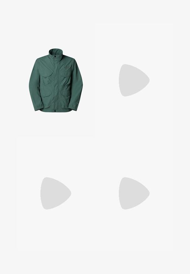 Zelená venkovní bunda vyrobená z lehkého materiálu, s vysokým límcem, několika předními kapsami a elastickými manžetami. Logo značky na hrudi.; Navy modro-fleeceový pulovr s čtvrtzipovým předním uzávěrem, stojáčkovým límcem a vyšitým logem. Měkká textura a dlouhé rukávy.; Béžové cargo kalhoty se rovný střihem, obsahující dvě boční kapsy, zapínání na knoflík a.logo detail na stehně. Lehká látka.; Bílé sportovní boty s texturovaným síťovaným svrškem, reflexními akcenty a polstrovanou podešví. Výrazné logo značky na boku.