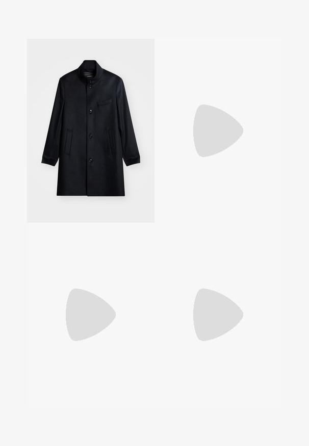 Cappotto di lana nero con colletto alto, chiusura frontale con bottoni e due tasche laterali. Presenta una tasca sul petto e una texture liscia.; Maglietta nera a maniche corte realizzata in un morbido misto cotone, con scollatura a girocollo e un design minimalista senza motivi o dettagli.; Pantaloni jogger neri realizzati in tessuto liscio. Presentano una vita elasticizzata con stringa, gambe affusolate e senza tasche visibili. Design semplice.; Mocassini neri in pelle con finitura testurizzata e suola in gomma beige a contrasto. Presentano un accento sottile lungo la parte anteriore.