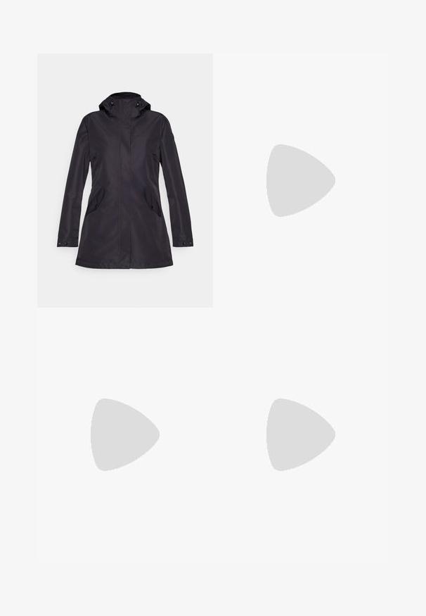 Schwarze wasserdichte Jacke mit Kapuze, Frontreißverschluss, zwei Seitentaschen und verstellbaren Bündchen. Glatte Textur und modernes Design.; Langärmliges olivgrünes Hemd aus strukturiertem Stoff, mit Seitentaschen und gerippten Bündchen. Schlichtes Rundhalsdesign.; Schwarze, enganliegende Hosen aus einem flexiblen Material. Zu den Merkmalen gehören eine seitliche Reißverschlusstasche, vorgeformte Knie und eine glatte Textur.; Schwarzer Wanderstiefel mit einem mittelhohen Design, ausgestattet mit einer strukturierten Oberfläche, grauen Akzenten und einer robusten Gummisohle mit Profilstollen.