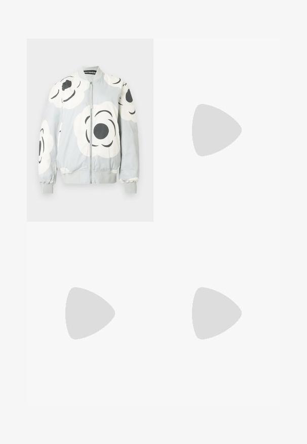 Helehall tossujope, millel on suured valged lillemustid ja mustad detailid. Esiküljel lukk ning soonikuga varrukasääred ja alumine serv.; Valge puuvillane T-särk, millel on trükitud illustreerimine kahest naisest, kes kannavad linnastiili, koos koeraga ülekäigurajal ning linnamajadega.; Tumedates sinised laiad teksad denimpesus, kõrge vöökohaga, mis on varustatud oranžide õmblustega, viie-taskulise disaini ja nööbiga kinnitusega.; Valge madalate sokkidega jooksutoss, millel on must konts, platvormi tallad, paelad ja Calvin Kleini "CK" logo küljel.