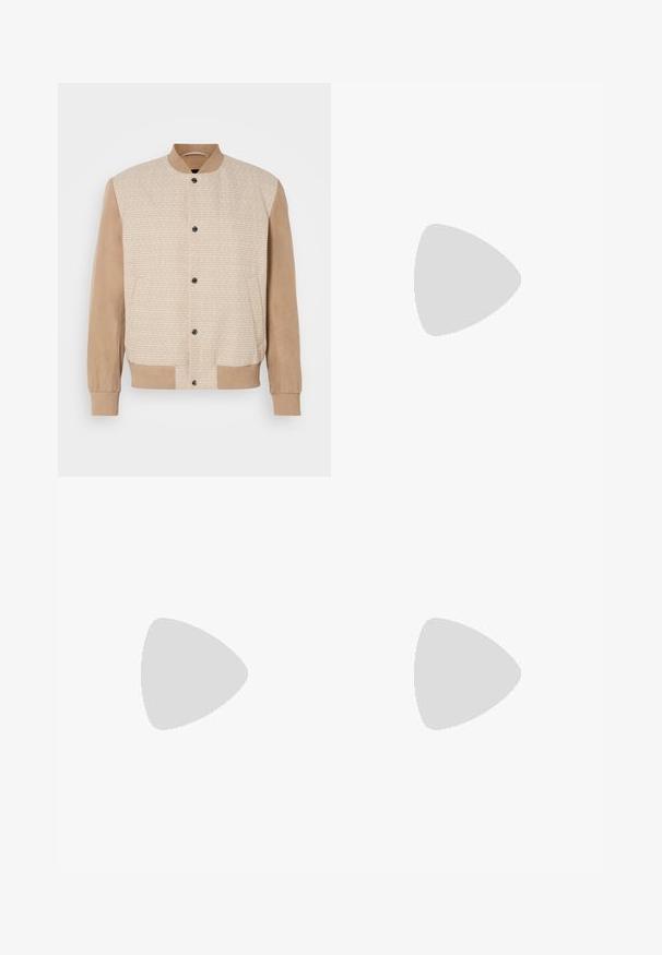 Jaqueta bomber castanha com frente de tecido texturizado e mangas em camurça lisa. Apresenta colarinho e barra ribados, com cinco botões na parte frontal.; Camisa de algodão branca com um corte relaxado, apresentando um pequeno logótipo gráfico preto na área do peito esquerdo. Mangas curtas, estilo de gola redonda.; Calças de algodão bege com corte reto, apresentando um fecho de botão e pregas na frente para um detalhe adicional.; Sapatilhas altas de couro preto com um acabamento suave, sola de borracha branca e um design simples de atacadores. Apresenta uma alça na parte de trás.