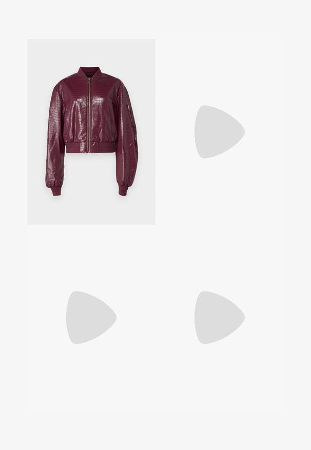 Patrizia Pepe GIUBBOTTO JACKET - Jakna od umjetne kože - plum elixir; Bijela pamučna majica s kratkim rukavima, okruglim izrezom i opuštenim krojem. Glatka tekstura, bez uzoraka ili akcenata, minimalistički dizajn.; Crne široke traperice od denima, s visokim strukom, pet džepova i metalnim zatvaranjem s kontrastnim šavovima.; Crne kožne gležnjače s bočnim zatvaračem, okruglim vrhom i masivnom, teksturiranom potplatom. Suptilno brendiranje sa strane.