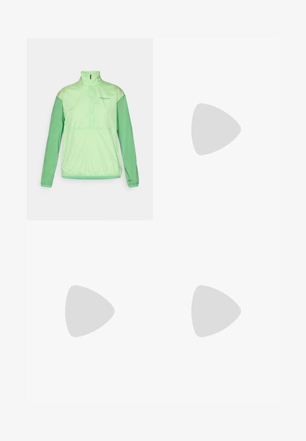 Svetlozelená polovičná zipsová bunda s dlhými rukávmi. Vyrobená z hladkej, ľahkej tkaniny. Má kontrastné tmavozelené rukávy a elastické manžety.; Biely top s dlhým rukávom a modrými horizontálnymi pruhmi. Má široký výstrih a voľný strih, vyrobený z mäkkej látky s hladkým povrchom.; Ľahké olivovo zelené cargo nohavice s elastickým pásom a oranžovým šnúrkovým uzáverom; obsahujú zipsové bočné vrecká a prešívané detaily.; Oranžovo-ružové bežecké topánky s hornou časťou z jemnej sieťoviny, bielou medzipodrážkou, Vibram podrážkou a svetlomodrými akcentmi. Na boku sa nachádza značka HOKA.