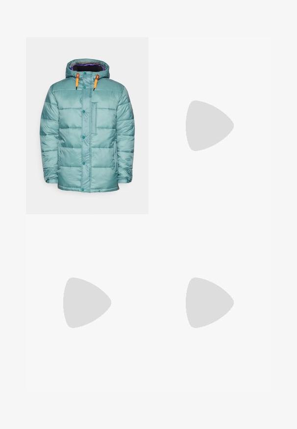 Tirkīza krāsas pūkains mētelis ar kapuci, kas aprīkots ar oranžām auklām, pogām-atzīmēm un priekšējo kabatu, izgatavots no spīdīgas, iešūtas materiāla.; Melna īsām piedurknēm T-krekls, kas izgatavots no kokvilnas, ar apaļu dekoltē un nelielu baltu logotipu augšējā kreisajā krūtīs.; Melni sporta bikses, kas izgatavotas no viegla auduma, ar savelcamu jostu, sānu kabatām un sašaurinātiem apakšējiem galiem pie potītēm.; Melnas taku skriešanas kurpes ar teksturētu virsu, gumijas zoli un pastiprinātu pirkstu daļu. Aprīkotas ar mīkstu apkakli un vilkšanas cilpu, lai viegli uzvilktu.