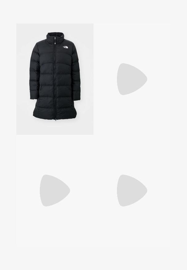 Svart pufferjakke med høy krage, glidelås foran og broderte horisontale sømmer, med en logo på venstre bryst. Midtlengde design.; Svart avkortet t-skjorte laget av bomull, med et hvitt logo med buede detaljer og teksten "THE NORTH FACE" på forsiden. Korte ermer, rund hals.; Sorte utendørsbukser laget av slitesterkt materiale, med en avslappet passform, elastisk midjebånd og stramme mansjetter for justerbar lengde.; Svart tursko med teksturert overdel, snøring og en kraftig gummisåle som har et fremtredende logo på siden og mønster i sålen.