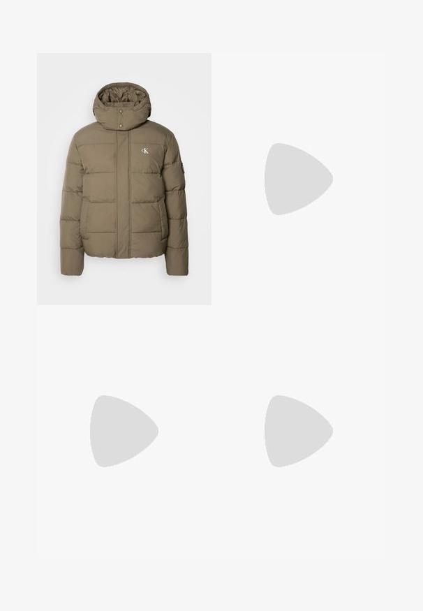 Calvin Klein Jeans ESSENTIALS JACKET - Vinterjakker - tarmac; Hvid bomulds t-shirt med et sort "CK" logo og teksten "Calvin Klein Jeans", korte ærmer og en klassisk rund halsudskæring.; Blå denimjeans med slim fit, mellemhøj talje, femlomme-design, falmet vask og let slidmærker foran og bagpå.; Sorte vandresko med et lagdelt design, tekstureret stof og gummisål, med forstærkede områder og snørebånd foran.