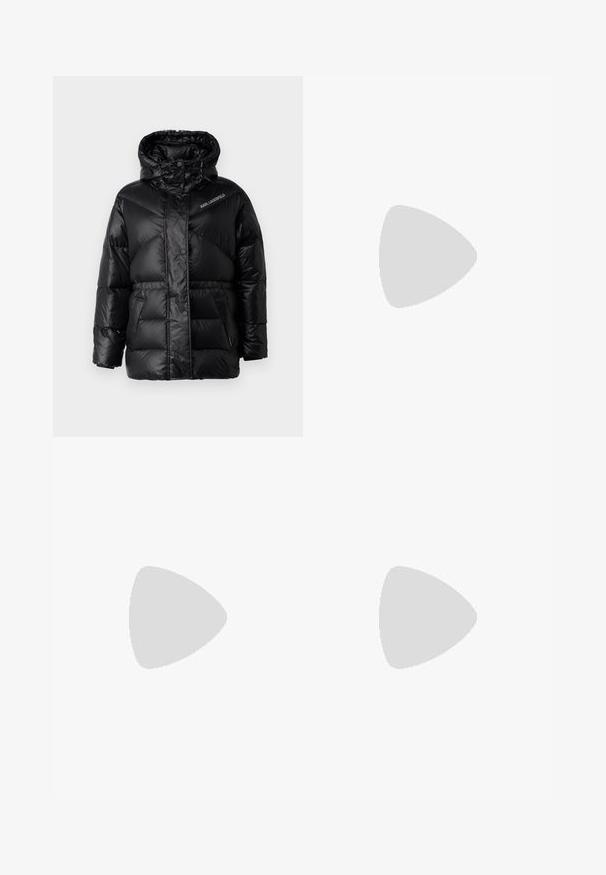 KARL LAGERFELD PUFFER  JACKET - Téli dzseki - black; Fekete pamut póló rövid ujjal, fehér "KARL LAGERFELD" logóval a mellkasán és kerek nyakkivágással, kontrasztos szegéllyel.; Fekete-fehér, fokozatos szabású nadrág, amely karcsú fazonnal és kontrasztos panellel rendelkezik. Az anyag sima textúrájú; a derékpánt lapos és jól illeszkedő.; Fekete bőrből készült, térd felett érő csizma, texturált felülettel, díszes arany lánccal és lapos gumitalppal.
