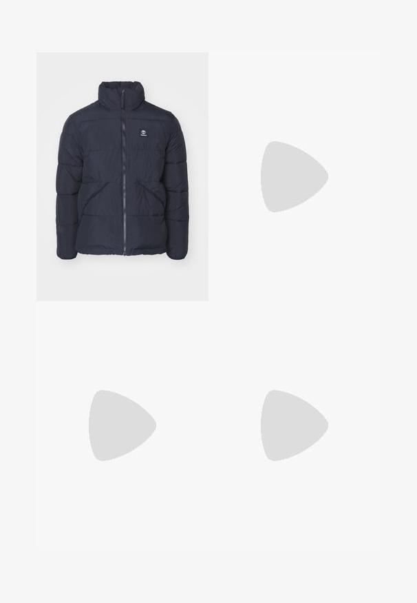Mørkeblå puffjakke med høy krage, glidelås foran og sidelommer. Har quiltede sektioner og en liten logo på brystet.; Hvit bomull t-skjorte med korte ermer, rund hals og en svart Nike-logo på venstre bryst. Jevn tekstur og klassisk passform.; Lyse beige vide bukser laget av bomull. Har frontlommer og knappelukking. Jevn tekstur med subtile vertikale linjer.; Hvite atletiske joggesko med glatt overdel, snøring, polstret såle og synlig luftenhet med røde detaljer på merket.