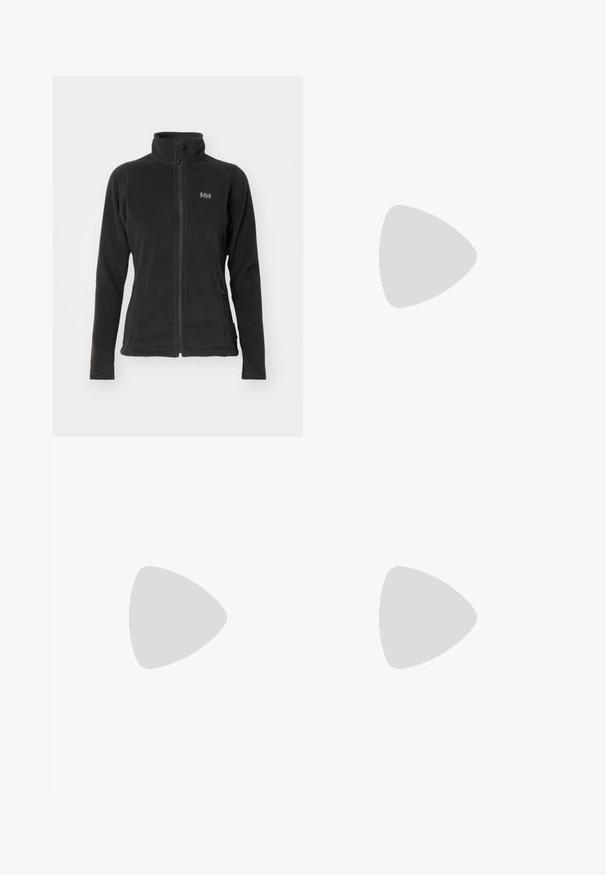 Helly Hansen - Kurtka z polaru; Biała bluzka z długim rękawem i golfem, wykonana z gładkiego, elastycznego materiału. Posiada wysoki kołnierz i dopasowany krój, bez widocznych wzorów czy zdobień.; Jasnoniebieskie dżinsy z szerokimi nogawkami, wykonane z denimu, z wysokim stanem, pięciowgzianą konstrukcją i subtelnym wyblaknięciem, dającym wrażenie noszonych.; Białe skórzane sneakersy o gładkiej teksturze, okrągłym czubku, minimalnej ilości oczek i płaskiej gumowej podeszwie. Prosty design bez dodatkowych akcentów.