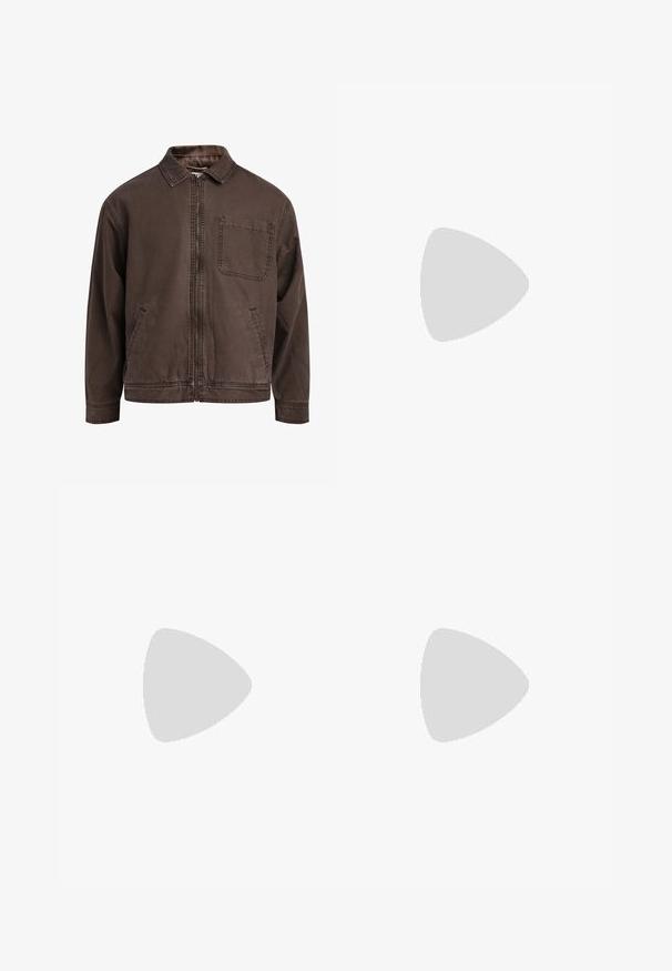 Veste brune zippée en tissu durable ; elle est dotée d'un col, de manches longues, de poches avant et d'une poche poitrine.; T-shirt en coton noir avec un col ras du cou, des manches courtes et une coupe décontractée. Texture lisse sans motifs ni accents visibles.; Pantalons en coton noir avec une coupe décontractée et une légère élasticité. Présente un design classique à cinq poches et une texture subtile, portés avec des baskets grises.; Mocassin noir avec une finition lisse et mate, présentant un bout arrondi et une semelle épaisse et texturée. Agrémenté d'une bride à l'avant.