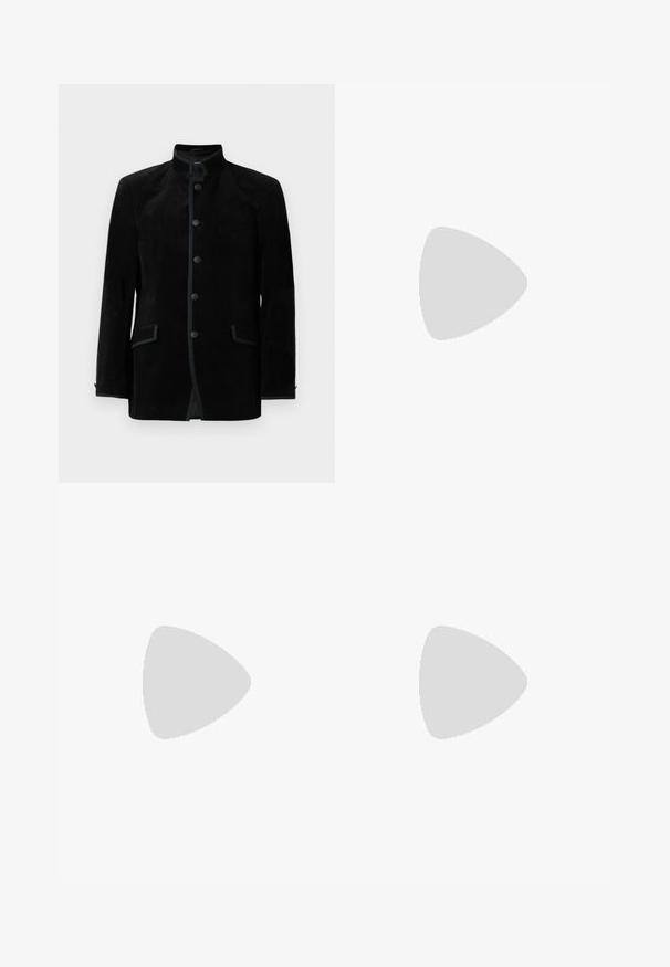 Črn žametni suknjič z dvignjenim ovratnikom, petimi okroglimi gumbi in dvema sprednjima žepoma z odklopnim pokrovom, prikazan na belem ozadju.; Črna bombažna majica s kratkimi rokavi, okroglo izreza in majhnim belim srčkom natisnjenim na levem prsnem delu.; Črne hlače z elastičnim pasom, s pravimi nogavicami in zavihanimi manšetami. Narejene so iz gladkega, tkanega materiala brez vzorcev.; Črne snežne čevlje z gladkim usnjenim zgornjim delom, zaobljenim toeom in vezalnim dizajnom. Imajo prozoren, oblazinjen podplat z temnim gradijentom.