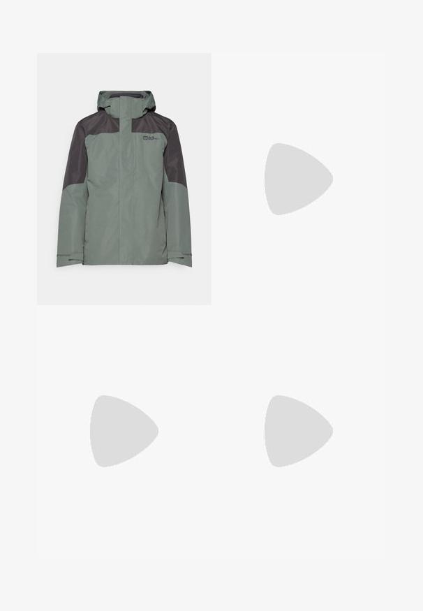 Jack Wolfskin ROMBERG 3IN1 - Outdoorjas - slate green; Zwart performance T-shirt met lange mouwen, gemaakt van lichtgewicht stof, met een wit logo op de bovenste linkerborst. Gladde textuur.; Zwarte sportieve broek gemaakt van lichtgewicht stof, met een trekkoord in de taille, zijzakken en taps toelopende boorden bij de enkels.; Zwarte trailrunning schoen met een gestructureerde bovenkant, rubberen zool en versterkte neus. Voorzien van een gevoerde kraag en een trekhaak voor eenvoudig aan- en uittrekken.