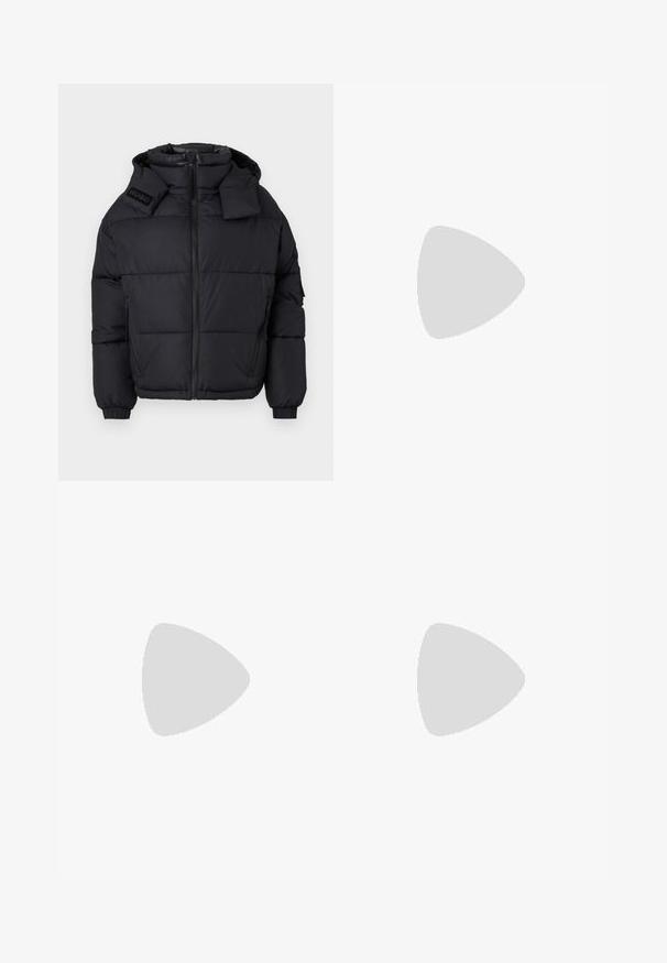 Fekete puffkabát magas gallérral és lecipzározható kapucnival, elöl cipzárral, elasztikus mandzsettákkal, és feltüntetett logóval a vállon.; Fehér, túlméretezett póló, rövid raglánujjakkal, puha anyagból készült. Diszkrét logó található a mellkason és kerek nyakkivágás jellemzi.; Fekete, bő szárú nadrág, pamutból készült, magas derékkal, nagy oldalsó zsebekkel és ezüst színű hardverelemekkel ellátott övvel.; Fekete bőr bokacsizma, tömbsarkúval, oldalán rugalmasszal ellátott panelek találhatók. Fekete nadrággal párosítva, amelynek fehér oldalsávja van.