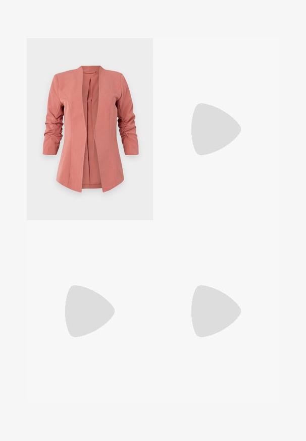 Rubino rožinė, pritaikyta džinsinė striukė su ilgomis rankovėmis ir surinktomis detalėmis ant rankogalių. Atvira priekinė dalis ir glotni tekstūra.; Baltas ilgomis rankovėmis turtleneko tipo marškinėliai, pagaminti iš lygaus, tamprus audinys. Yra aukštas apykaklė ir prisitaikantis dizainas, be matomų raštų ar papuošimų.; Šviesiai mėlyni plačios kojų džinsai, pagaminti iš džinsinio audinio, pasižymintys aukštu liemeniu, penkių kišenių dizainu ir subtiliu blukimu, kad atrodytų jau dėvėti.; Balti platforminiai sportbačiai, pagaminti iš lygios sintetinio audinio, su apvaliu pirštu, raištelių užsegimu ir tekstūruota guma padanga. Juodas kulno akcentas.