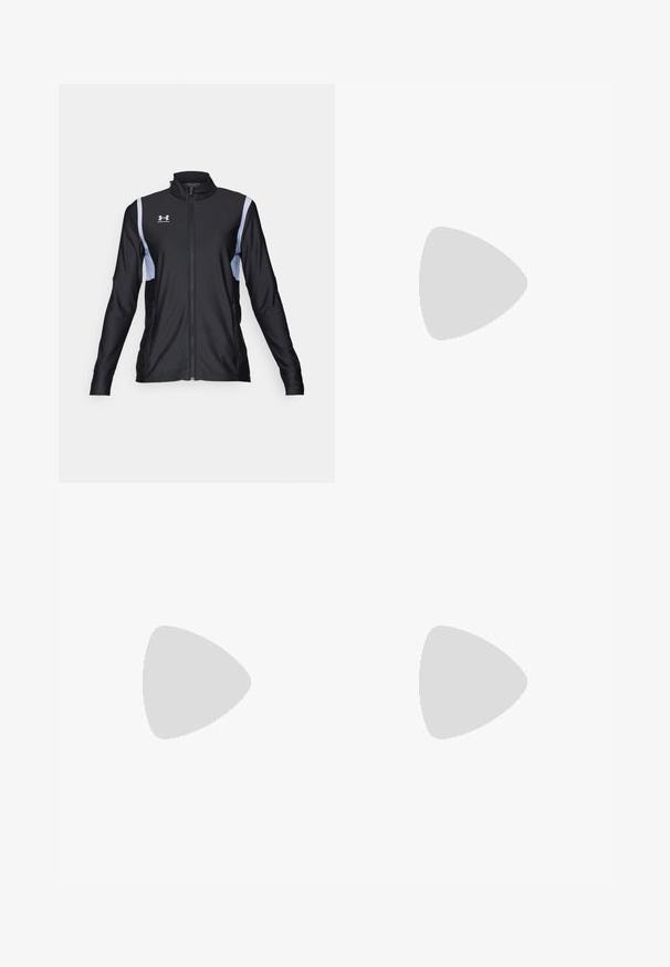 Under Armour TRACK JACKET - Jakna za treniranje - black/celeste; Bijela sportska majica kratkih rukava od glatkog materijala, s crnim logom Under Armour na gornjem lijevom dijelu prsiju i okruglim izrezom.; Crne tajice izrađene od glatkog, rastezljivog materijala s visokim strukom. Imaju bijeli logo na lijevom butu i prilagođen dizajn.; Crne atletske cipele s teksturiranim materijalom, bijelim potplatima i crnim vezicama. Nosene s bijelim rebrastim čarapama, stojeći na svijetloj površini.