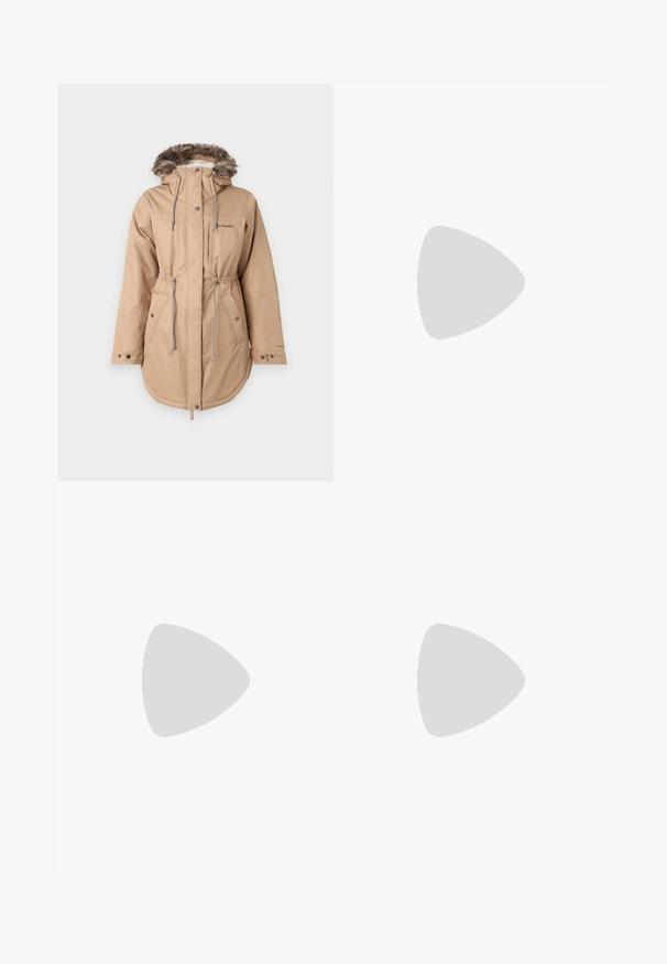 Béžová nepremokavá parka s kožušinou pod kapucňou, sťahovacím pásom, cvokmi a dvoma bočnými vreckami. Obsahuje malé logo na ľavej hrudi.; Biely bavlnený tričko s voľným strihom, krátkymi rukávmi a malým vyšitým logom na ľavej strane hrude.; Dlhé modré džínsy so širokými nohavicami a vysokým pásom, s kontrastným prešívaním a bočnými vreckami, s klasickým dizajnom piatich vreciek a surovými lemami.; Svetlo modré športové topánky s bielymi akcentmi, textúrovanými panelmi a zipsovým uzáverom. Obsahujú viditeľnú vzduchovú tlmiacu podrážku a gumovú podrážku.
